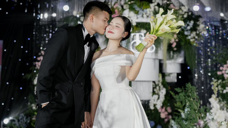 Lễ cưới tiền đạo Văn Tùng – Vũ Hoàng Yến: Ngọt ngào & dàn khách mời nổi tiếng